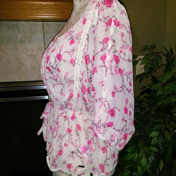Guess Shirt Size Medium Pink Cream Floral! - Picture 11 of 16